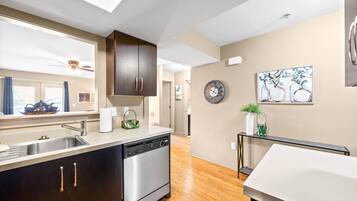 Lägenhet - flera sängar - uteplats - utsikt mot trädgården (Loft #105 (540 N 2nd St)) | Eget kök