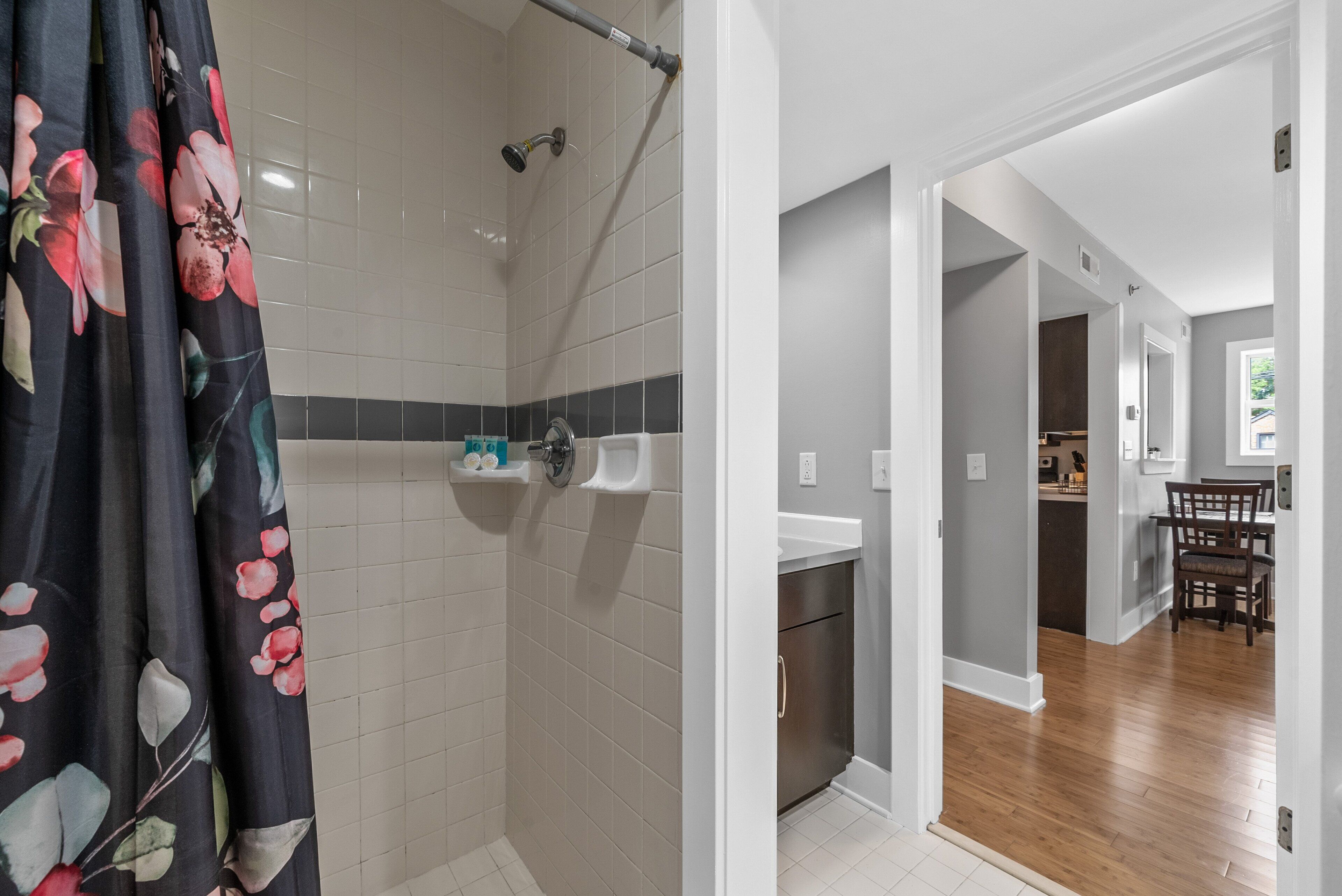 Un baño moderno con ducha, inodoro y lavamanos.