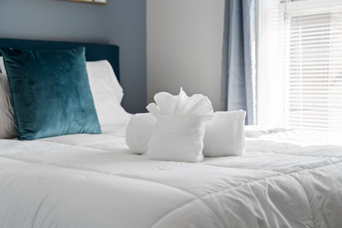 2 bedrooms, individually decorated, individually furnished, bed sheets