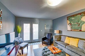 شقة - عدة أسرّة - بشرفة - منظر للحديقة (Loft #104 (540 N 2nd St)) | منطقة المعيشة