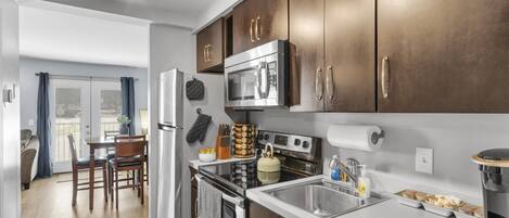 Bloc d'apartaments, 1 llit de matrimoni i sofà llit, cuina (Loft #208 (540 N 2nd St)) | Cuina privada