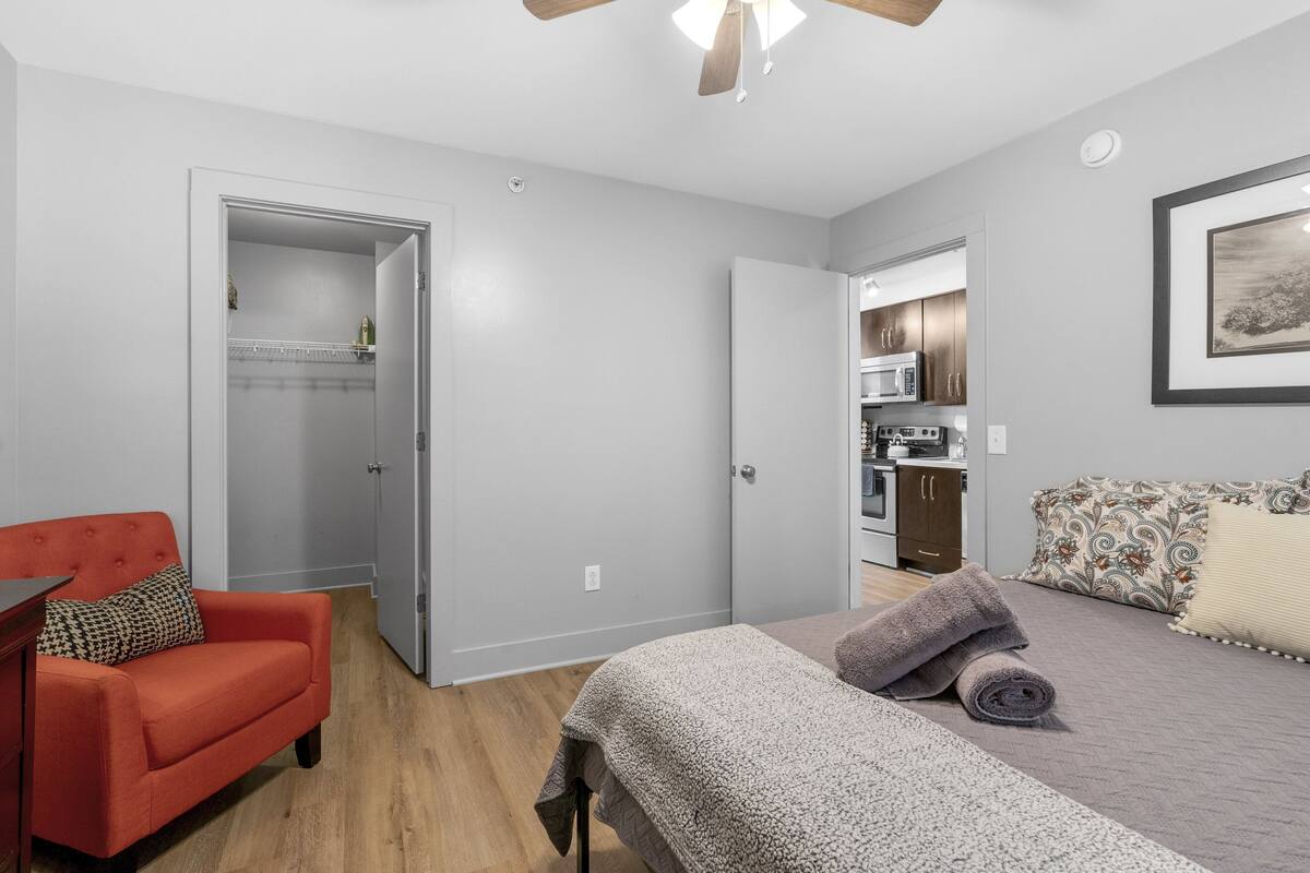 Condo, 1 cama Queen size y sofá cama, cocina, vista al jardín (Loft #208 (540 N 2nd St)) | 2 habitaciones, decoración personalizada y muebles diferentes