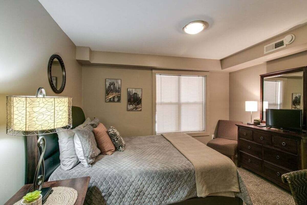 2 bedrooms, individually decorated, individually furnished, bed sheets