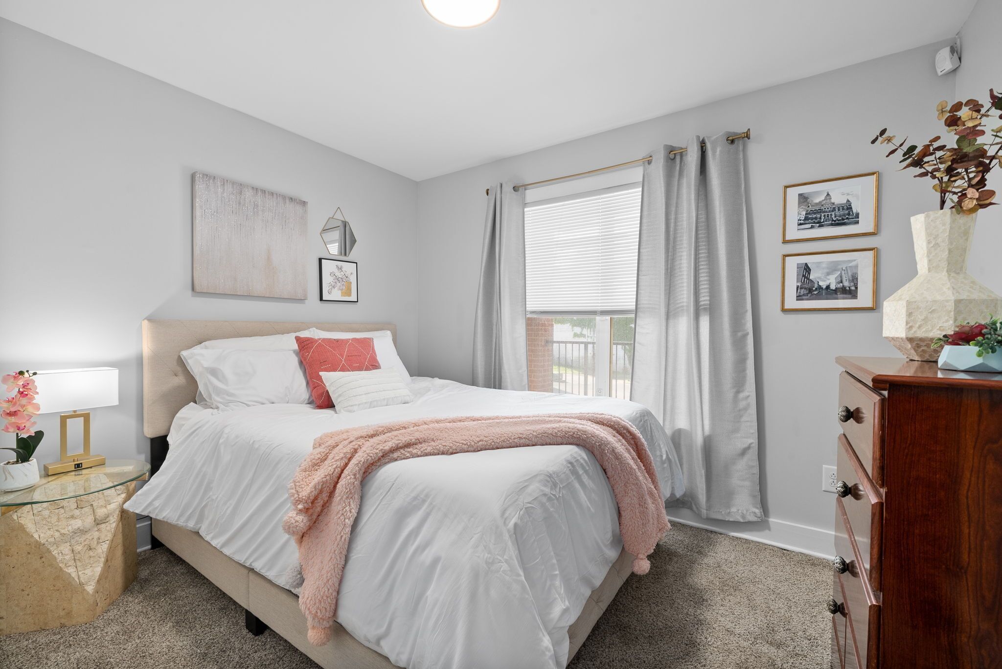 Leilighet, 2 queensize-senger, balkong, hageutsikt (Loft #202 540 N 2nd St) | 2 soverom, individuelt dekorert, individuelt innredet og sengetøy