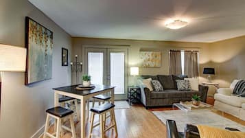 Appartement, 1 queensize bed met slaapbank, terras, uitzicht op tuin (Loft #106 (540 N 2nd St)) | Woonruimte