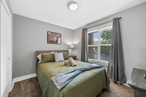 Condo, 2 camas Queen, sacada, vista para o jardim (540 N 2nd St) | Vista do quarto