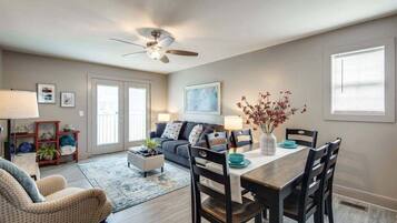 Leilighet, flere senger, balkong, hageutsikt (Loft #211 (540 N 2nd St)) | Oppholdsområde