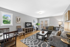 Apartment, 2 Queen-Betten, Balkon, Gartenblick (540 N 2nd St) | Wohnbereich