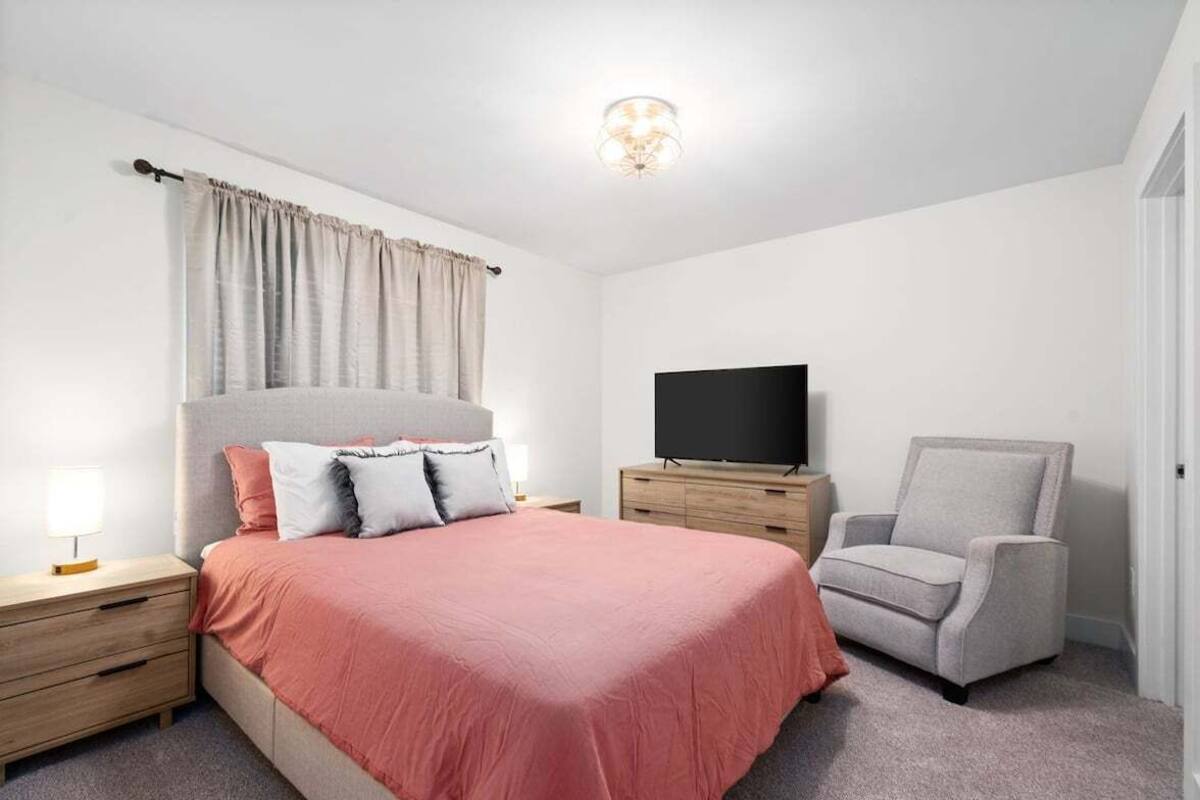 2 bedrooms, individually decorated, individually furnished, bed sheets