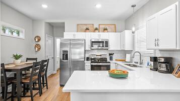 House, Multiple Beds, Patio, Garden View (Whole Home 1012 & 1014 Franklin) | Private kitchen