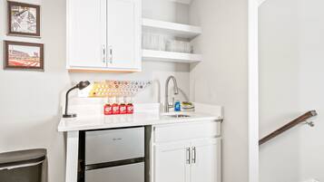 Casa, varias camas, patio, vistas al jardín (Whole Home 1012 & 1014 Franklin) | Interior