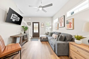 House, Multiple Beds, Patio, Garden View (Whole Home 1012 & 1014 Franklin) | Living area