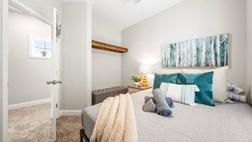 ハウス ベッド (複数台) パティオ ガーデンビュー (Whole Home 1012 & 1014 Franklin) | 8 室のベッドルーム、客室ごとに異なる装飾、客室ごとに異なるインテリア、ベッドシーツ