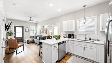 House, Multiple Beds, Patio, Garden View (Whole Home 1012 & 1014 Franklin) | Interior