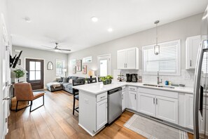 House, Multiple Beds, Patio, Garden View (Whole Home 1012 & 1014 Franklin) | Interior