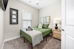 منزل - عدة أسرّة - برواق - منظر للحديقة (Whole Home 1012 & 1014 Franklin) | 8 عدّة غرف نوم وبديكورات فريدة لكل غرفة وطراز فريد لكل وحدة