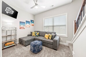 Talo, useita sänkyjä, patio, näköala puutarhaan (Whole Home 1012 & 1014 Franklin) | Oleskelualue