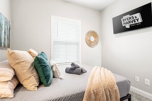 獨棟房屋, 多張床, 庭院, 花園景觀 (Whole Home 1012 & 1014 Franklin) | 8 間臥室、獨特裝潢、布置獨特、床單