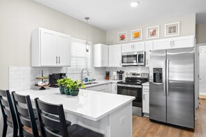 Casa, varias camas, patio, vista al jardín (Whole Home 1012 & 1014 Franklin) | Cocina privada