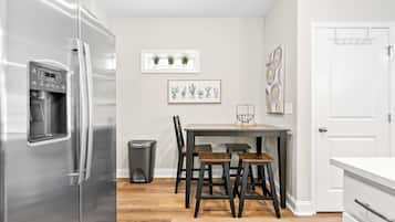 Maison, plusieurs lits, patio, vue jardin (Whole Home 1012 & 1014 Franklin) | Intérieur