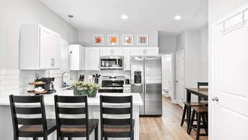 Casa, várias camas, varanda, vista para o jardim (Whole Home 1012 & 1014 Franklin) | Cozinha privada