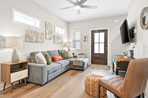 منزل - عدة أسرّة - برواق - منظر للحديقة (Whole Home 1012 & 1014 Franklin) | منطقة المعيشة