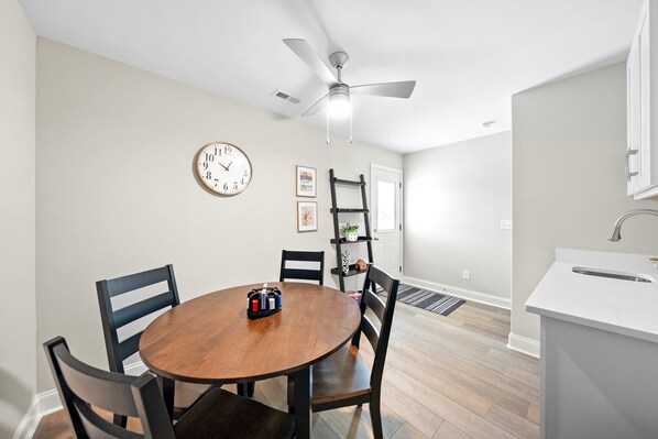 منزل - عدة أسرّة - برواق - منظر للحديقة (Whole Home 1012 & 1014 Franklin) | 8 عدّة غرف نوم وبديكورات فريدة لكل غرفة وطراز فريد لكل وحدة