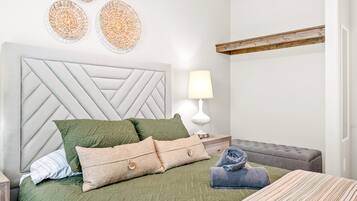 Casa, varias camas, patio, vistas al jardín (Whole Home 1012 & 1014 Franklin) | 8 dormitorios, decoración individual, mobiliario individual