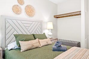 Casa, varias camas, patio, vistas al jardín (Whole Home 1012 & 1014 Franklin) | 8 dormitorios, decoración individual, mobiliario individual