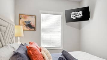 House, Multiple Beds, Patio, Garden View (1012 Franklin Street) | 4 bedrooms, individually decorated, individually furnished, bed sheets