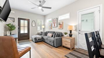 Hus - flera sängar - uteplats - utsikt mot trädgården (1012 Franklin Street) | Vardagsrum