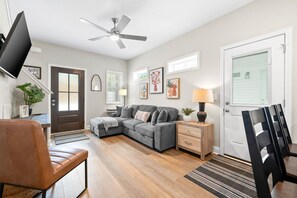 Hus - flera sängar - uteplats - utsikt mot trädgården (1012 Franklin Street) | Vardagsrum