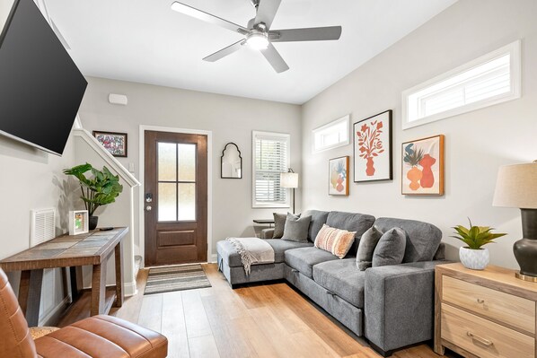 House, Multiple Beds, Patio, Garden View (1012 Franklin Street) | Living area