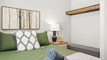 Rumah, Beberapa Tempat Tidur, patio, pemandangan kebun (1012 Franklin Street) | 4 kamar tidur dan didekorasi berbeda-beda