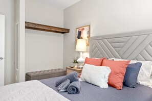 Rumah, Beberapa Tempat Tidur, patio, pemandangan kebun (1012 Franklin Street) | 4 kamar tidur dan didekorasi berbeda-beda