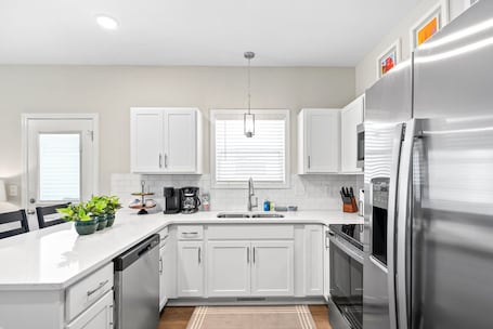 House, Multiple Beds, Patio, Garden View (1012 Franklin Street) | Private kitchen