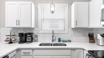 Casa, várias camas, varanda, vista para o jardim (1012 Franklin Street) | Cozinha privada