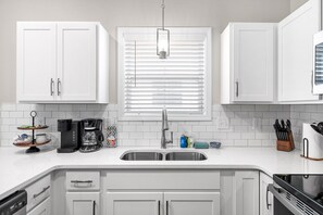 House, Multiple Beds, Patio, Garden View (1012 Franklin Street) | Private kitchen