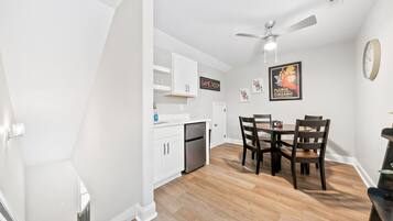 Hus - flera sängar - uteplats - utsikt mot trädgården (1012 Franklin Street) | Eget kök