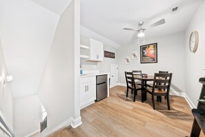 Hus - flera sängar - uteplats - utsikt mot trädgården (1012 Franklin Street) | Eget kök