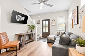 منزل - عدة أسرّة - برواق - منظر للحديقة (1012 Franklin Street) | منطقة المعيشة