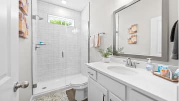 House, Multiple Beds, Patio, Garden View (1012 Franklin Street) | Bathroom | Towels