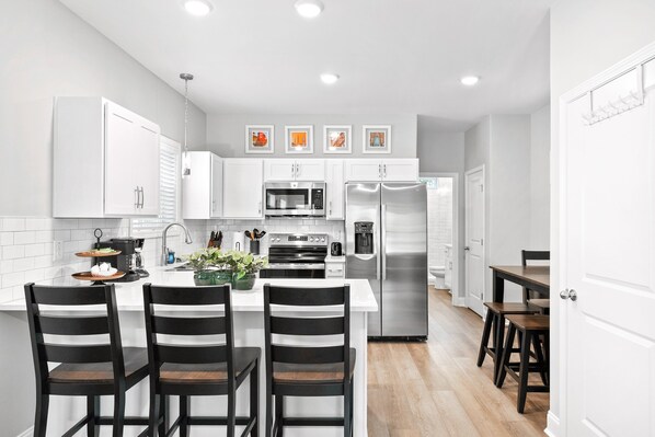 บ้านพัก, หลายเตียง, ลานระเบียง, วิวสวน (1012 Franklin Street) | ครัวส่วนตัว