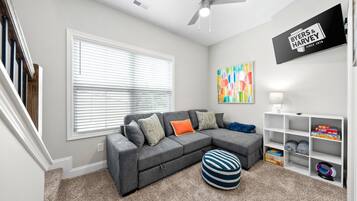 House, Multiple Beds, Patio, Garden View (1012 Franklin Street) | Living area