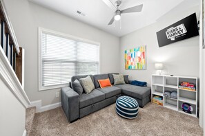 Talo, useita sänkyjä, patio, näköala puutarhaan (1012 Franklin Street) | Oleskelualue