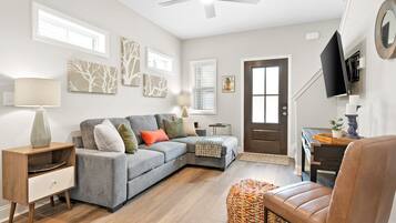 Nhà, nhiều giường, sân hiên, quang cảnh vườn (1014 Franklin Street) | Khu phòng khách