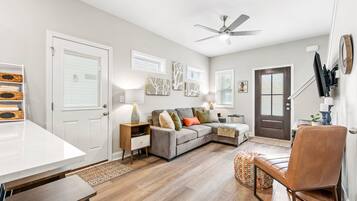 House, Multiple Beds, Patio, Garden View (1014 Franklin Street) | Living area