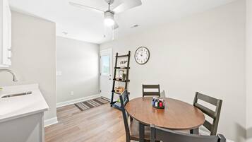 Nhà, nhiều giường, sân hiên, quang cảnh vườn (1014 Franklin Street) | 4 phòng ngủ, trang trí khác biệt