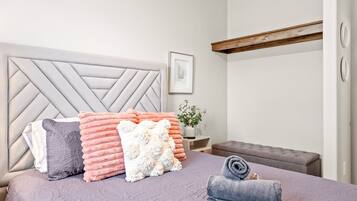 Hus - flera sängar - uteplats - utsikt mot trädgården (1014 Franklin Street) | 4 sovrum, individuell inredning, unika möbler och sängkläder