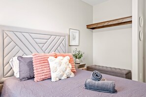 Hus - flera sängar - uteplats - utsikt mot trädgården (1014 Franklin Street) | 4 sovrum, individuell inredning, unika möbler och sängkläder